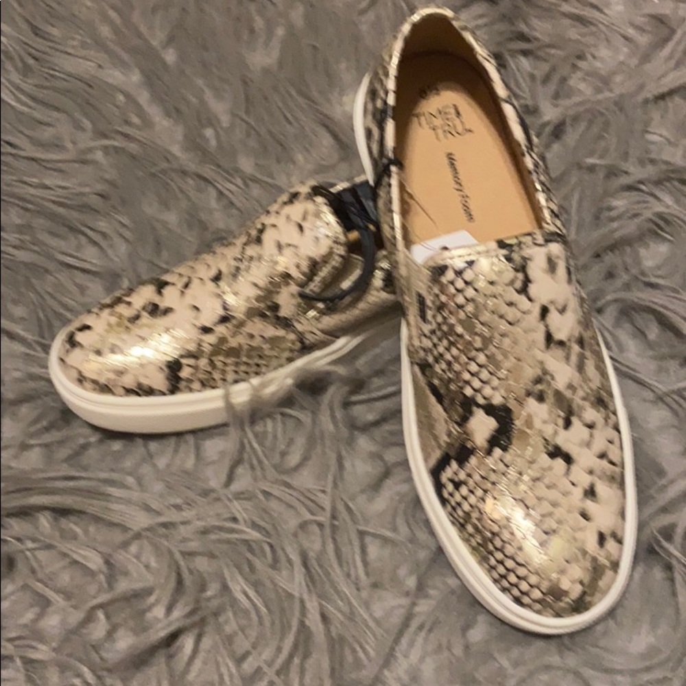 Shiny skin snake skin shoes